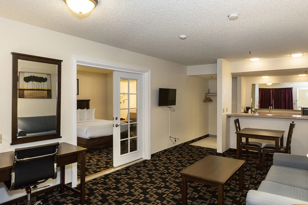MorningGlory Inn & Suites
