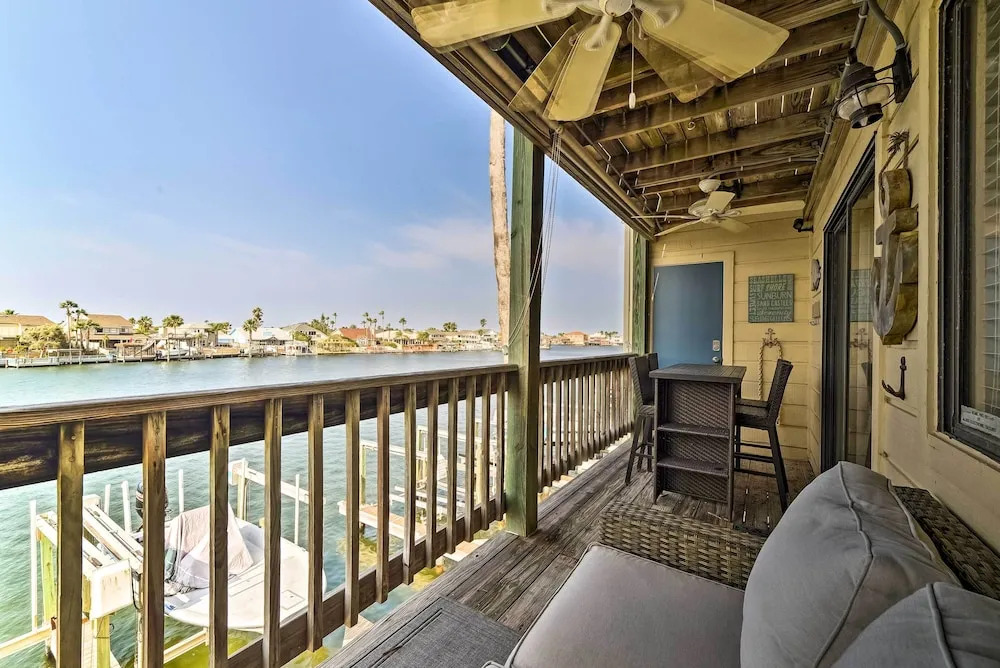 Bright and Breezy Condo, 2 Mi to Whitecap Beach!