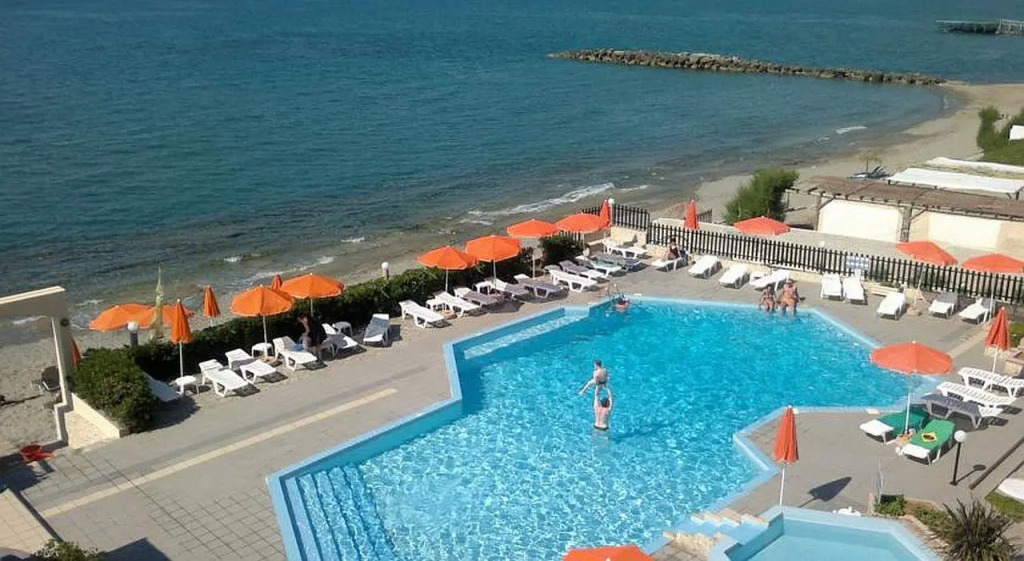 Hotel Haris on the beach
