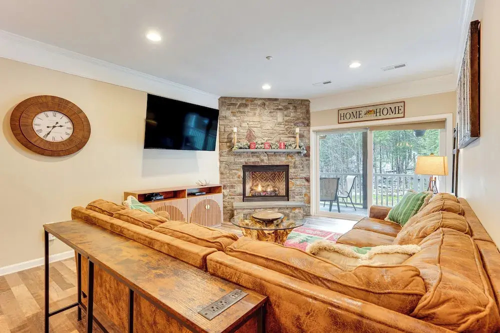 Relaxing Lincoln Condo w/ Fireplace & Shuttle
