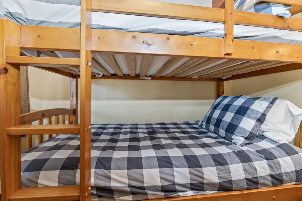 Big Bear Mountain Cabin - Spacious Mountain Home With Picturesque Views, Fast Internet! 3 Bedroom Cabin