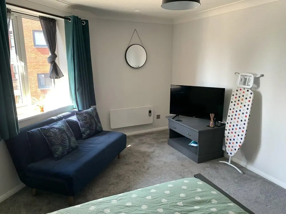 Charming 2-bed Apartment in Swansea
