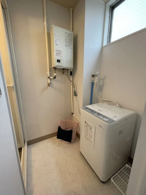 Zenibako House 1F