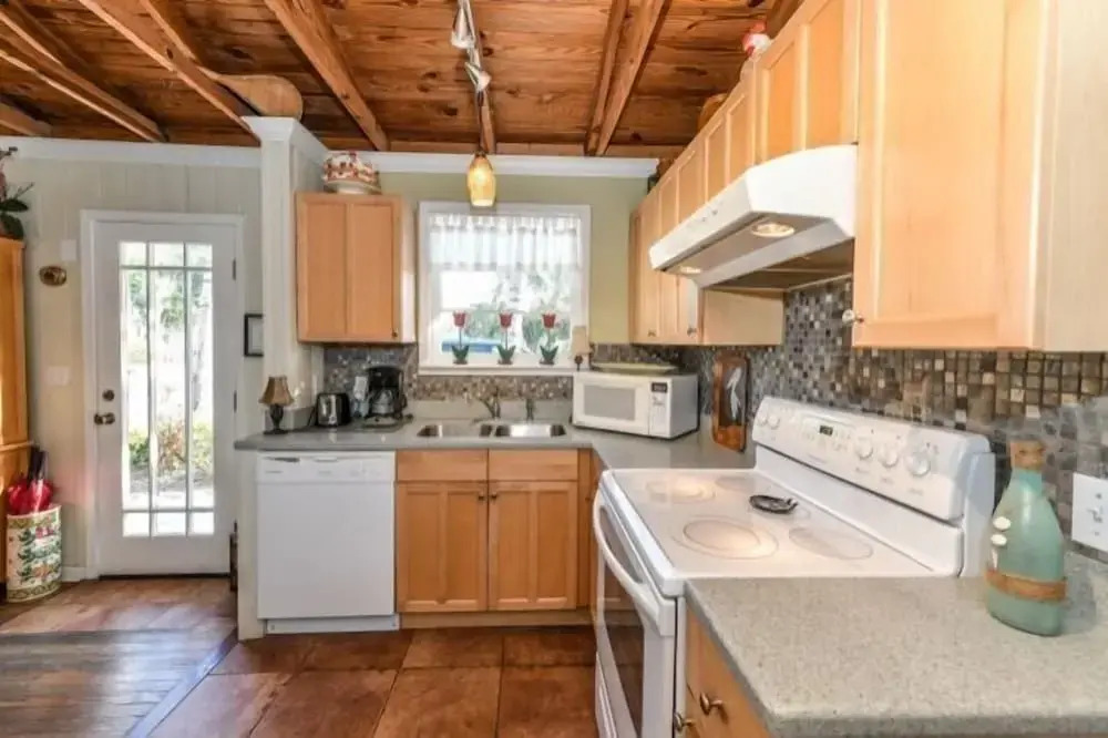 110 31st St 2 Bedroom Cottage by RedAwning