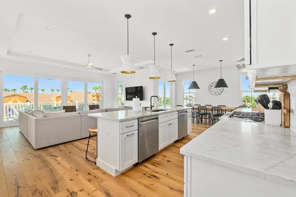Endless Summer Oasis- Luxury 5br, heated pool, elevator, steps to ocean!