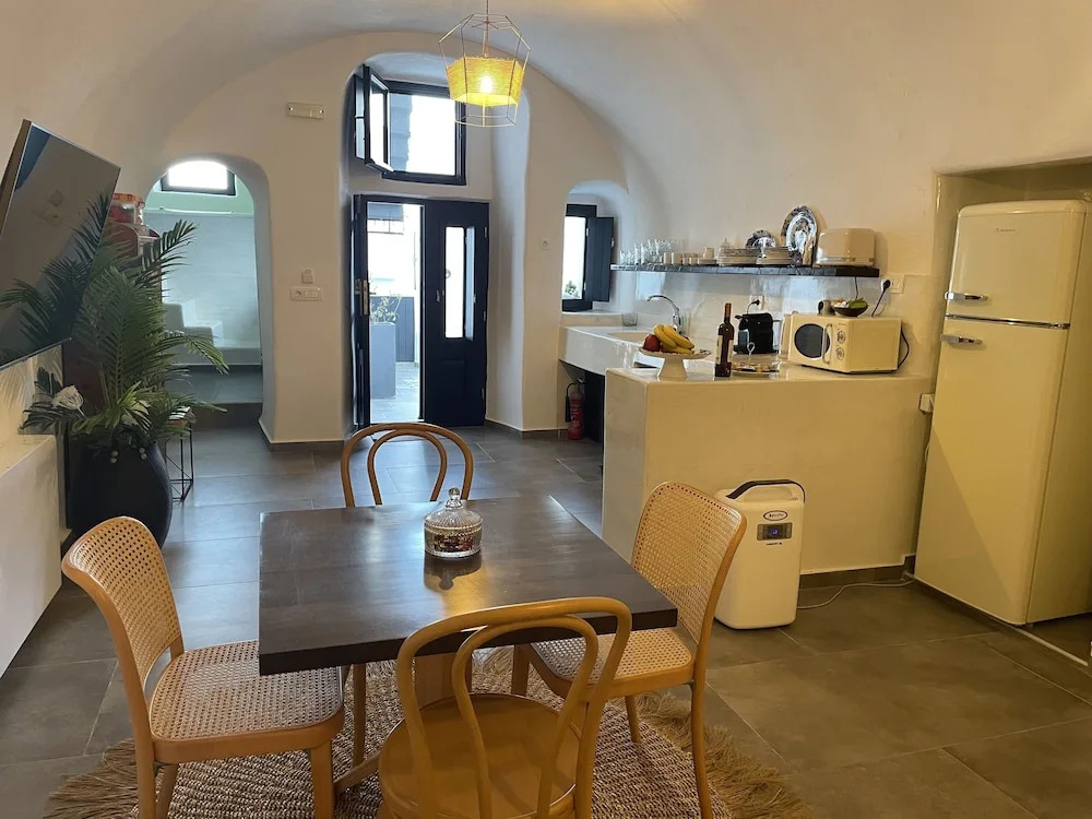 Doukas Caldera Suites