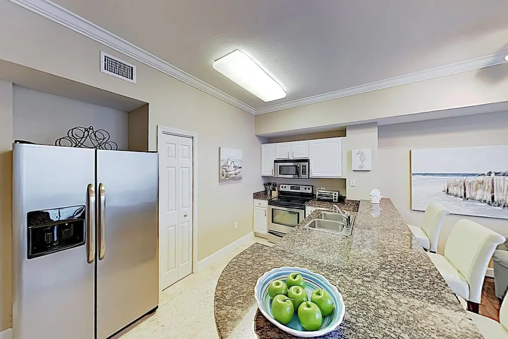 Impeccable Oceanfront W/ Pools & Huge Gym 1 Bedroom Condo