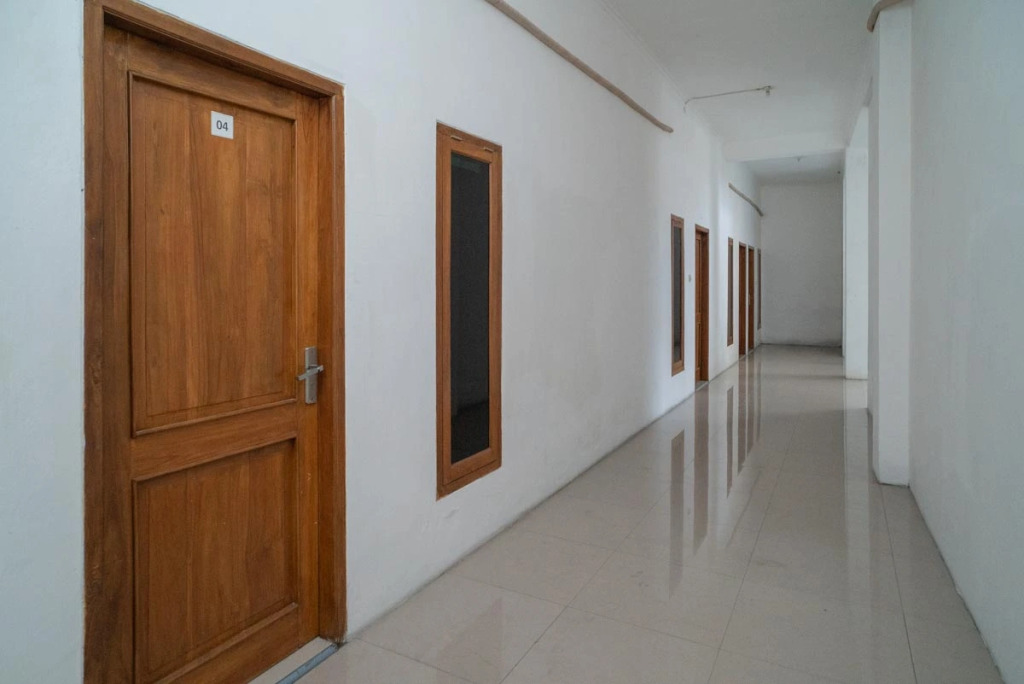 RedDoorz near RS Mitra Keluarga Waru