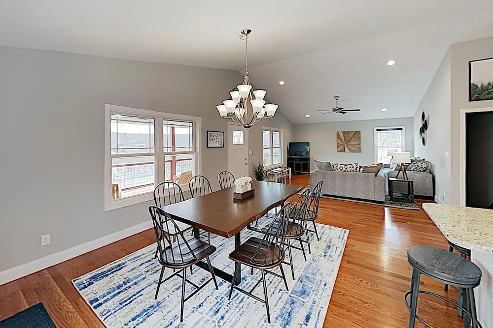 River-view Deck & Hot Tub! Minutes To Downtown 3 Bedroom Home