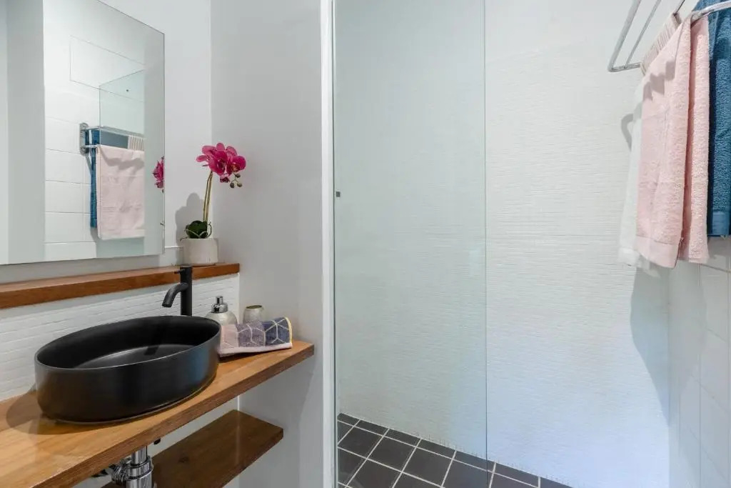 Luxury 3 brm 2 bath Woolstore apt with Courtyard