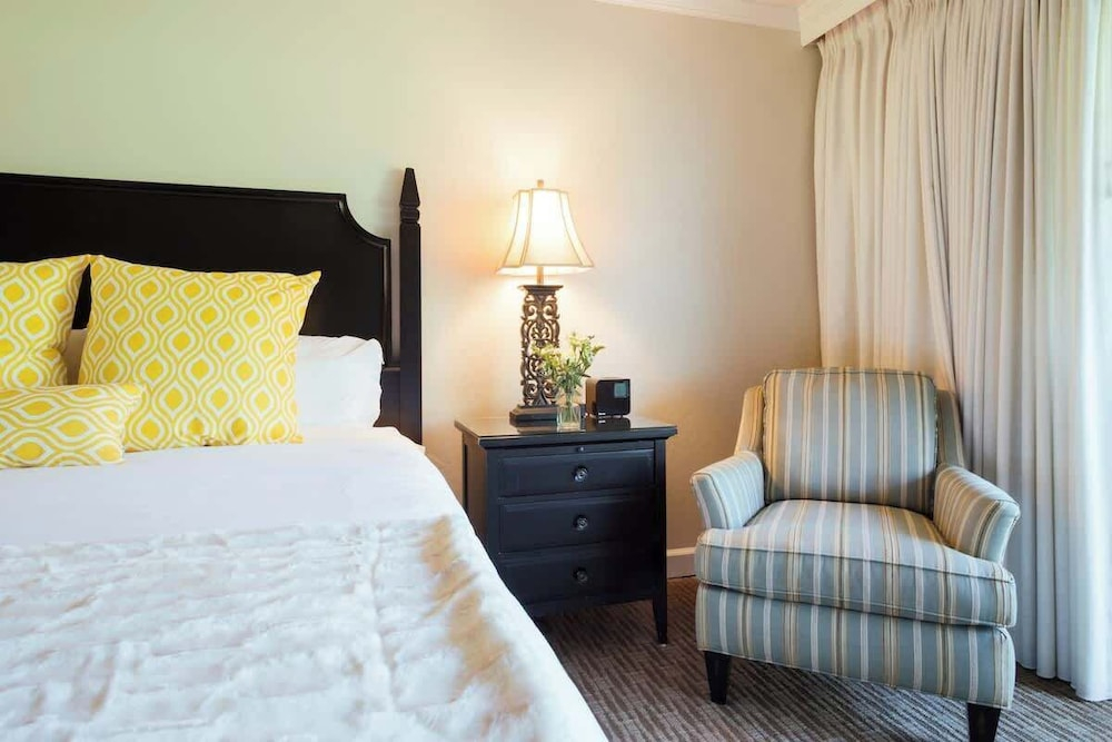 Luxury Napa Getaway Golf Views King Bed
