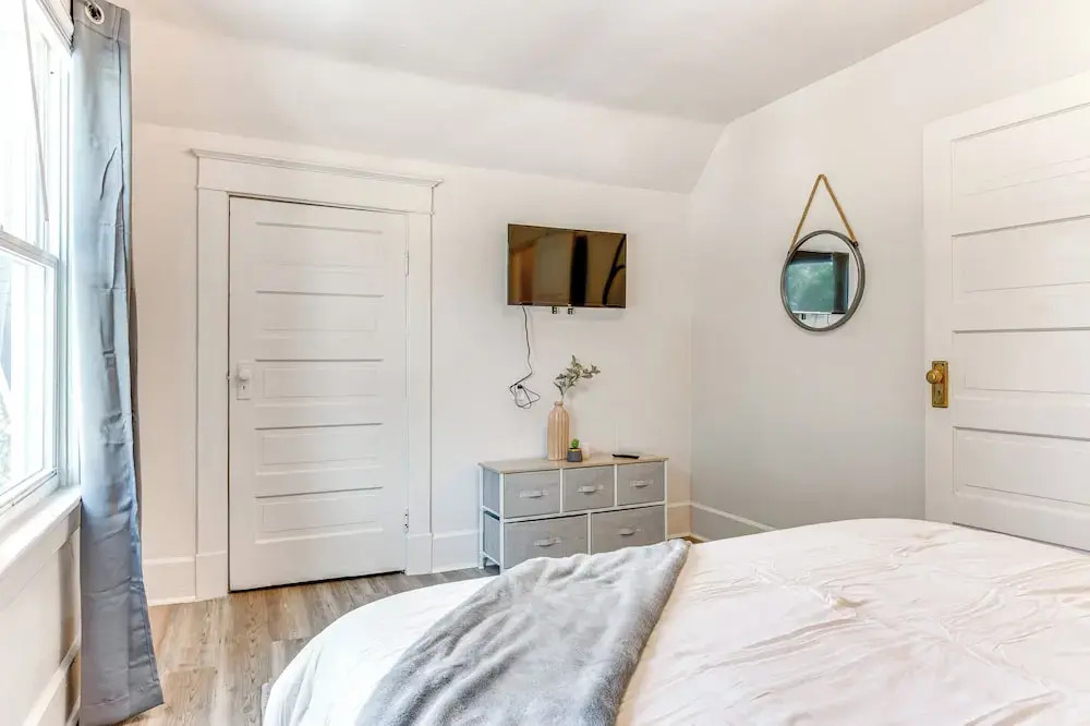 3 Mi to Dtwn Indy: Pet-friendly Home w/ Backyard!