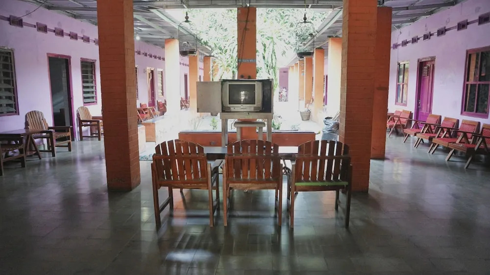 OYO Life 1972 Aman Family Inn Syariah