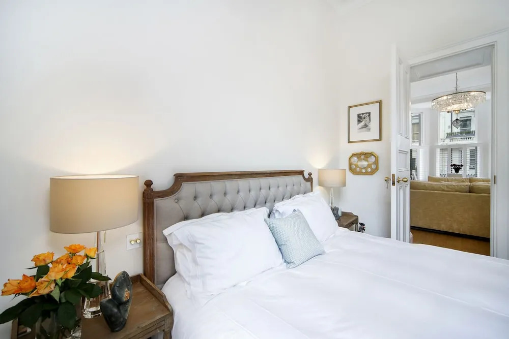 Luxurious 1BR Period Property in Kensington
