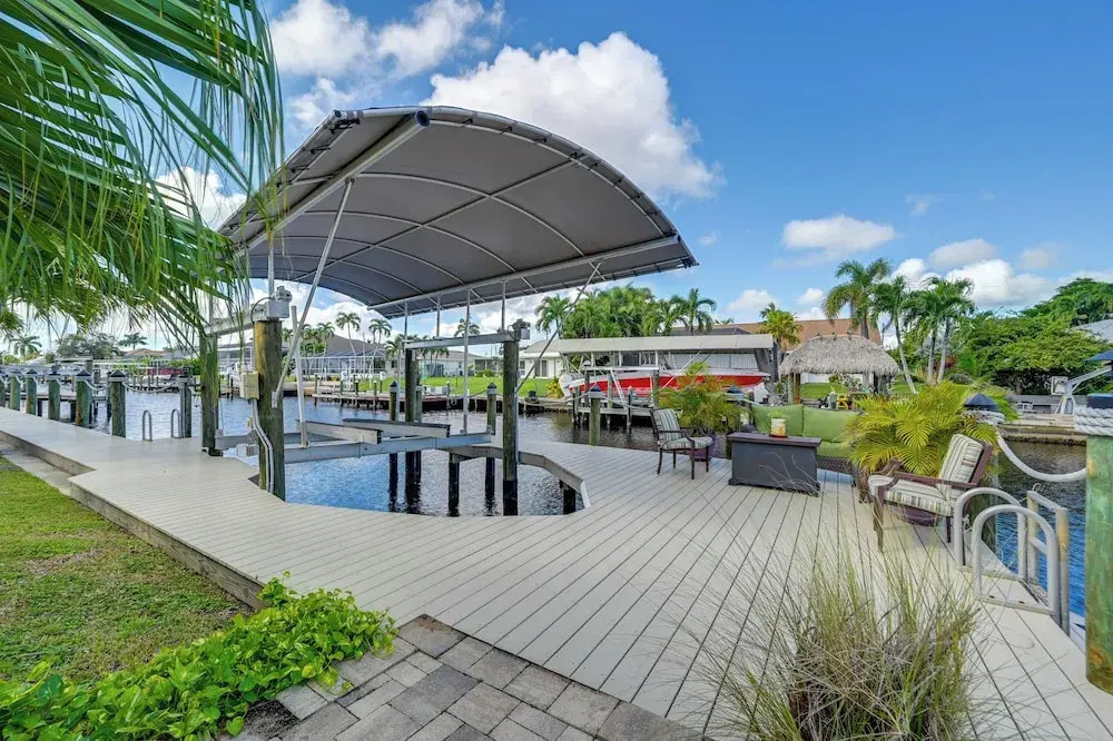 Saltwater Pool & Dock: Canal-front Cape Coral Home