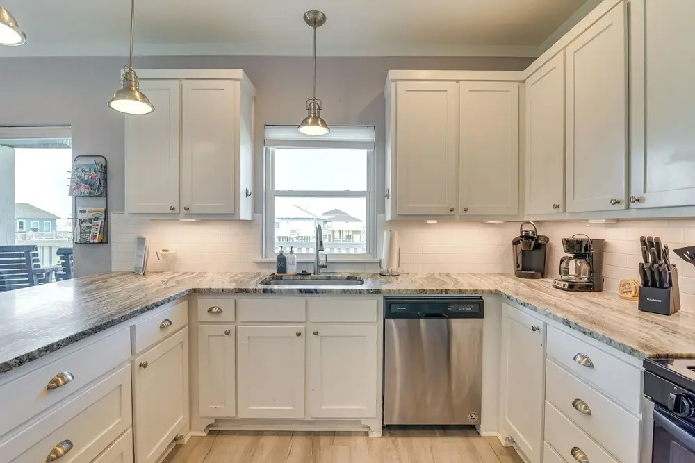 1 Block to Shore: Crystal Beach Gem, Deck & Views