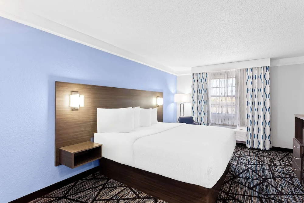 Days Inn & Suites By Wyndham Schaumburg- Woodfield Mall