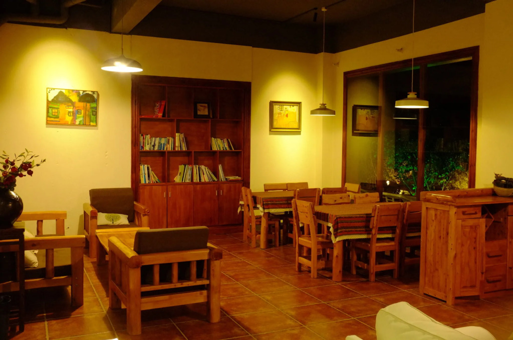 Yangshuo Edens Social Guesthouse - cozy garden courtyard & fresh craft coffee & night beers & outdoor activities
