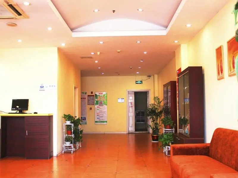 Shell Xinyu City Railway Station Plaza Hotel