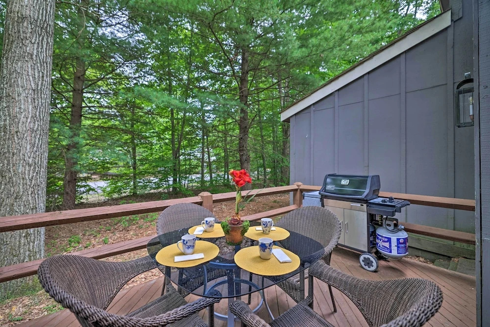 Cozy Poconos Townhome w/ Fireplace Near Jack Frost