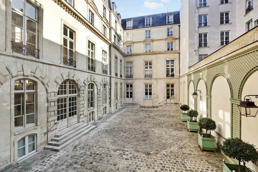Classy Bourgeois Chic 2 Bedroom Apt in Le Marais