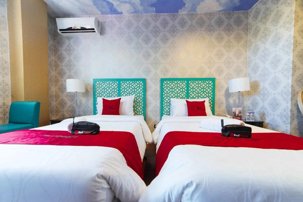 RedDoorz Plus @ Aguirre Avenue BF Homes