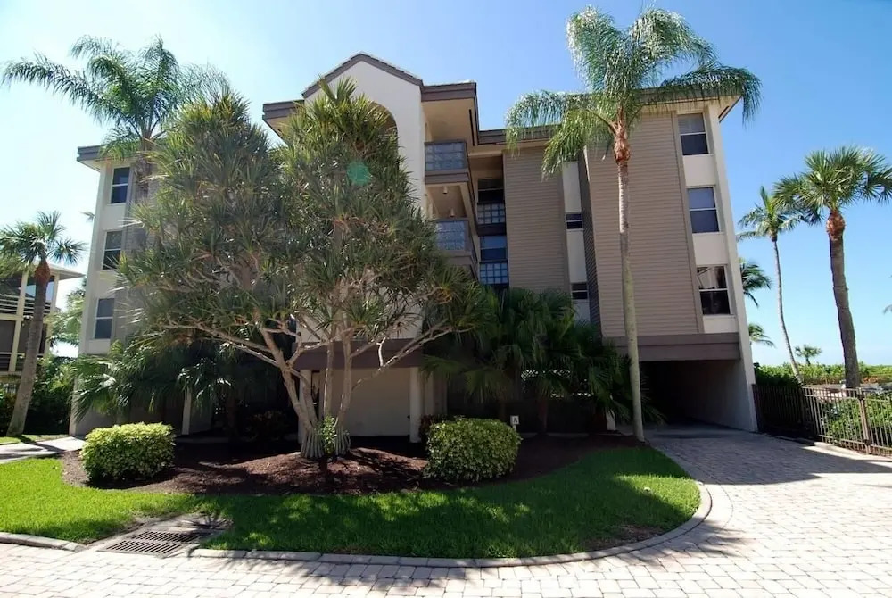 Beachcomber A101 - Gulf Views & Direct Beach Access! 3 Bedroom Condo
