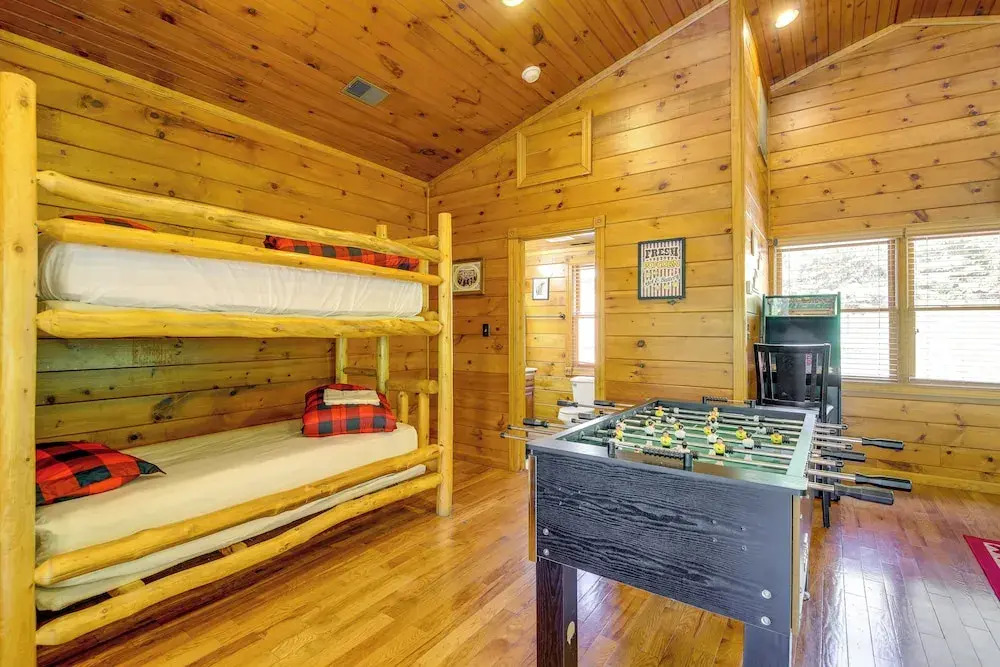 Cabin w/ Pool Access ~ 3 Mi to Downtown Gatlinburg
