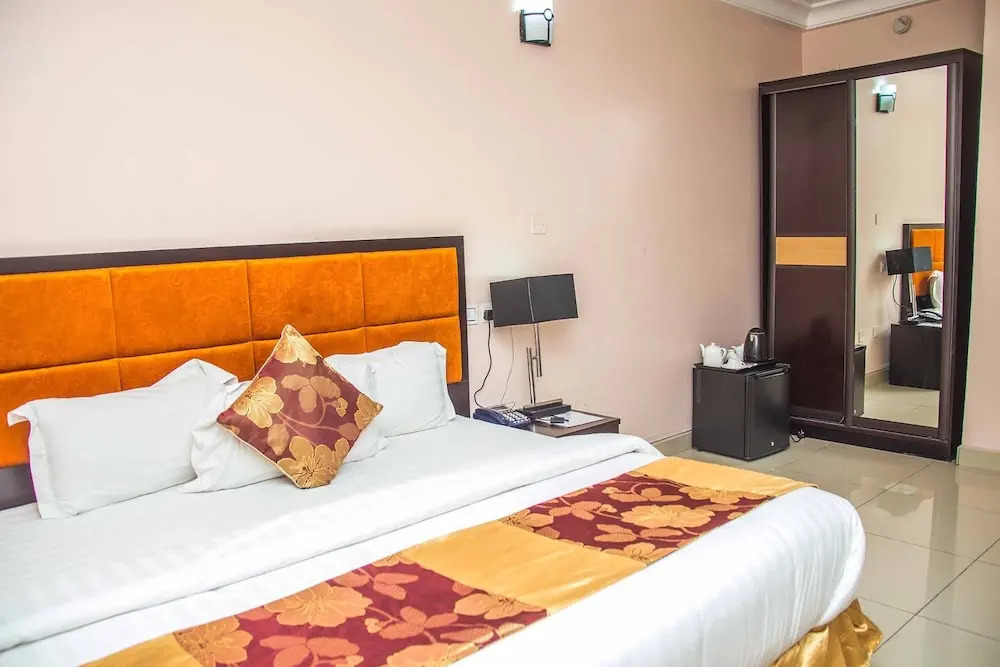 Royal Crest Hotel & Suites