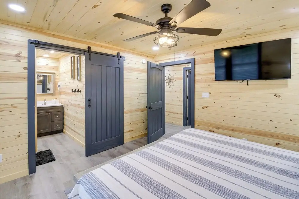 Hot Tub + Game Room: Seiverville Group Getaway
