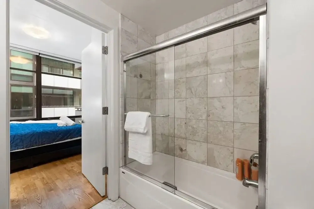 Sleek 2 Bed 2 Bath Condo in Trendy Fulton Market