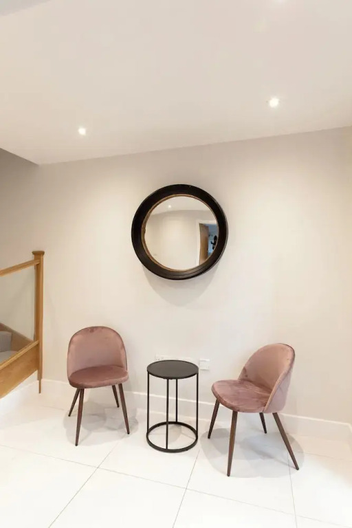 Stunning Central Windsor Town House With Parking