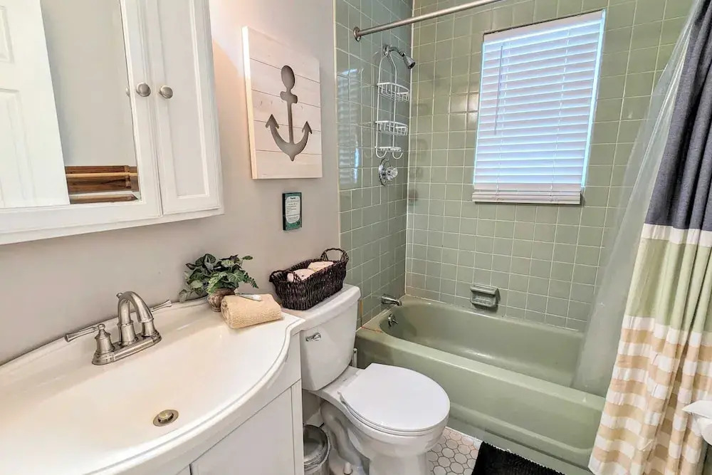 Harmony Cottage by Avantstay Lake Access, Hot Tub, Fire Pit, & Game Room