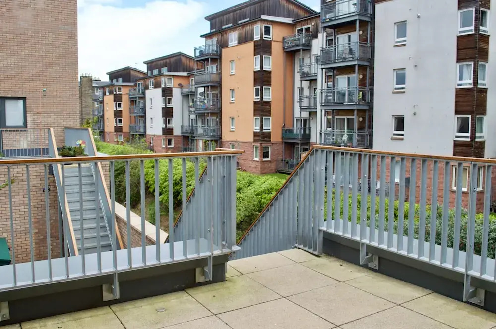 Modern 2 Bedroom Apartment With Parking