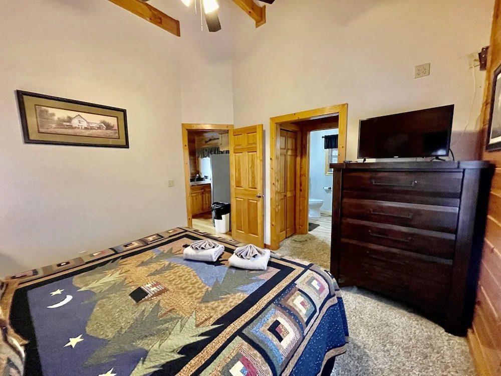 Picture Perfect 2 Bedroom Cabin by RedAwning