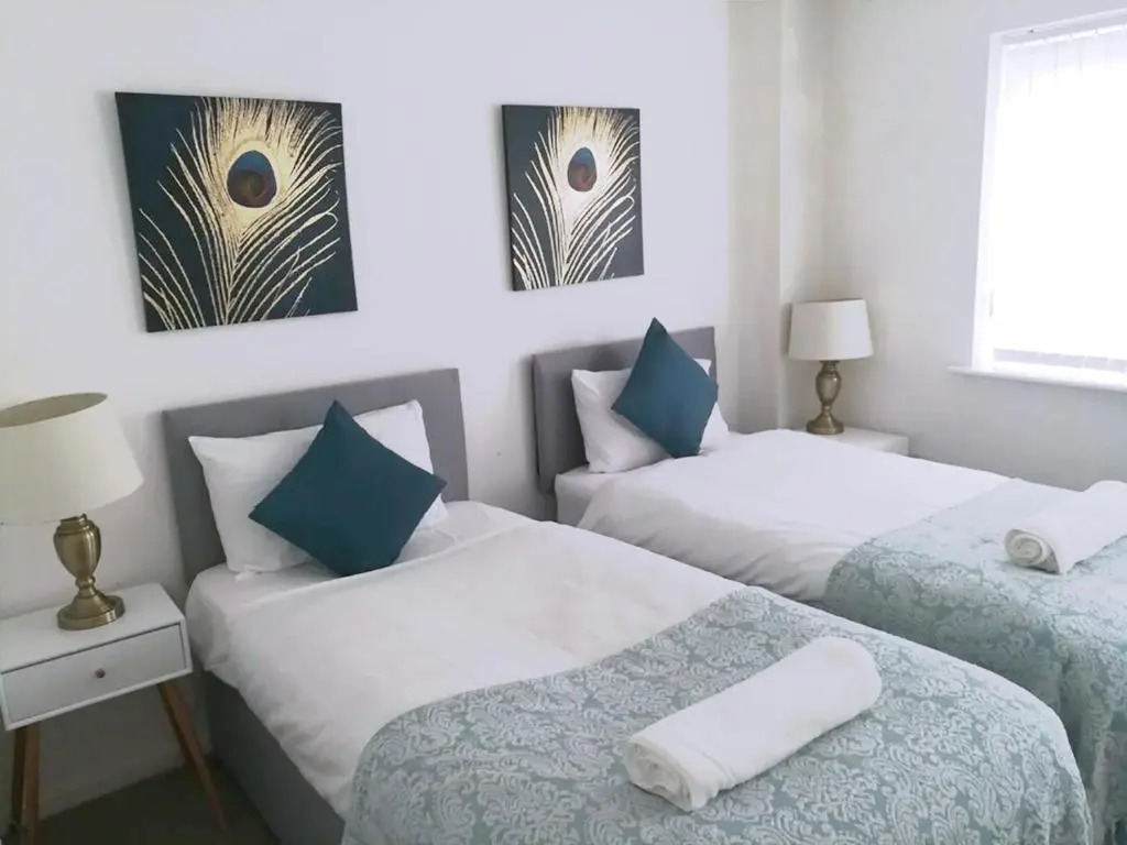 "Book Today" - 4 bed house, Sleeps up to 10, Free wifi, Perfect for Family & Business Travelers - Hartco Serviced Accommodation Walsall