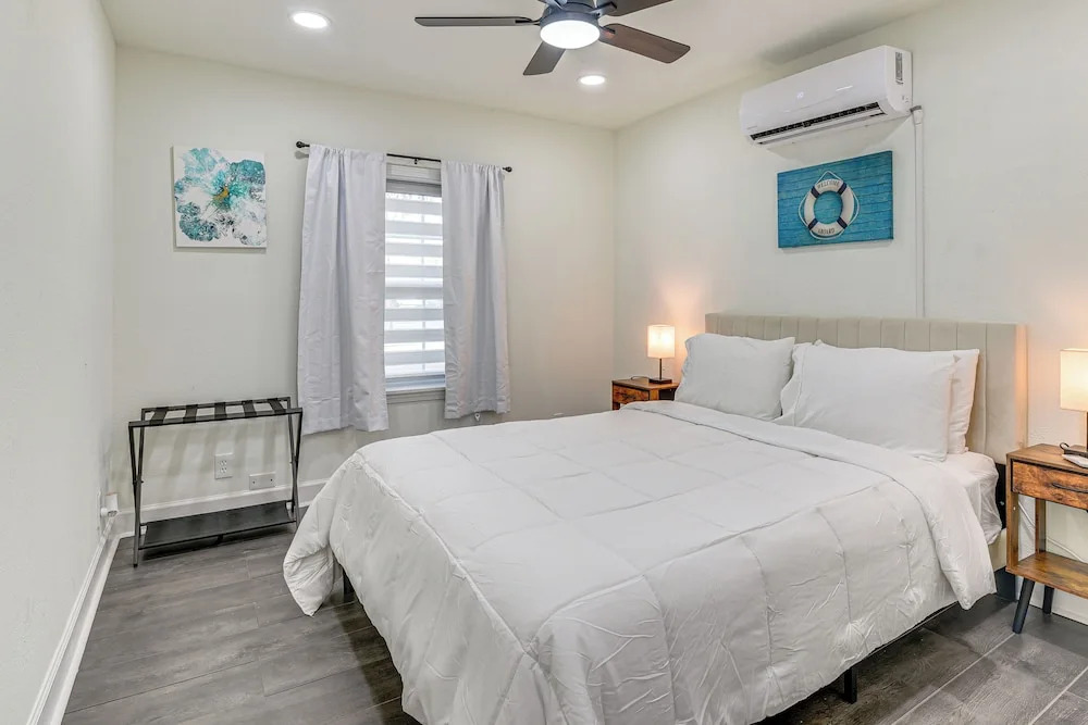 2 Mi to Galveston Beach: Apt w/ Shared Patio
