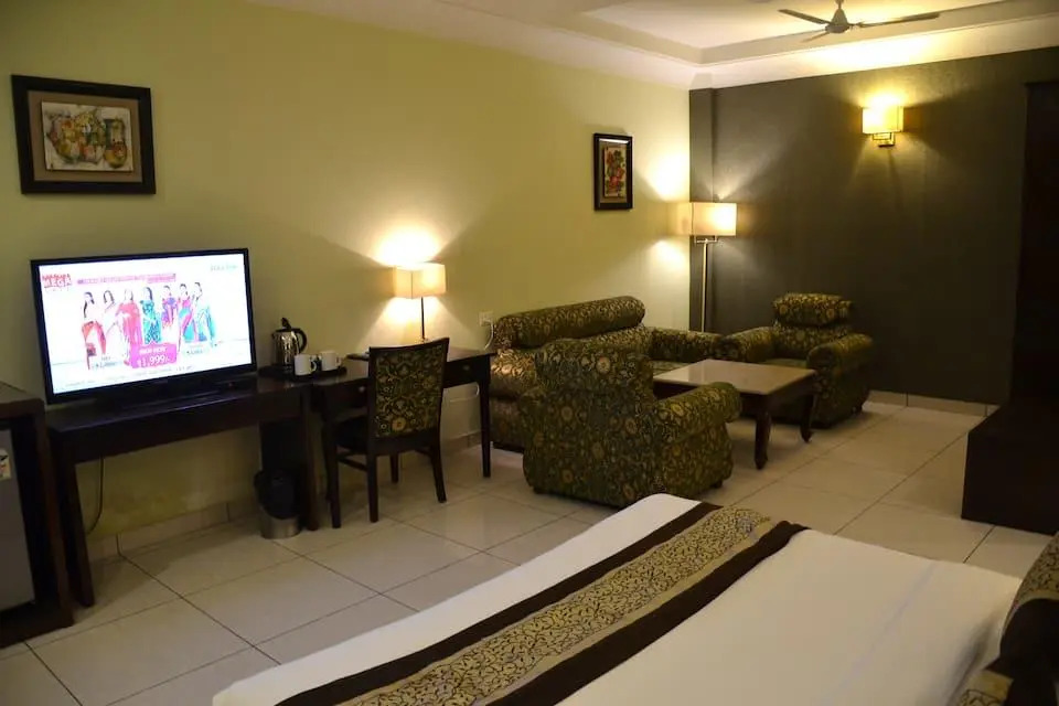 Hotel KMG Air Cooled,Zirakhpur Chandigarh ,Couple first choice ,verified hotel