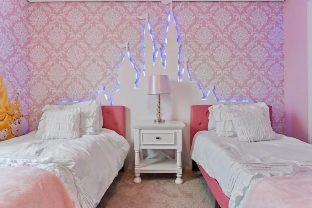 Themed Rooms Free Access To Resort Waterpark! 4 Bedroom Home by RedAwning, Davenport