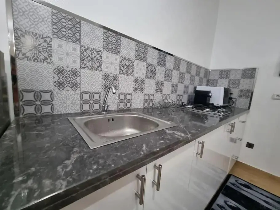 Spacious 2 BR near mausolée med V, 1min walk tram.