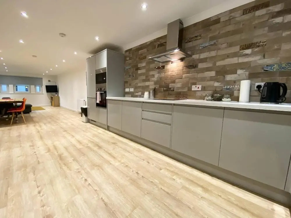 Large Modern 3 Bedroom Apartment - Free Parking