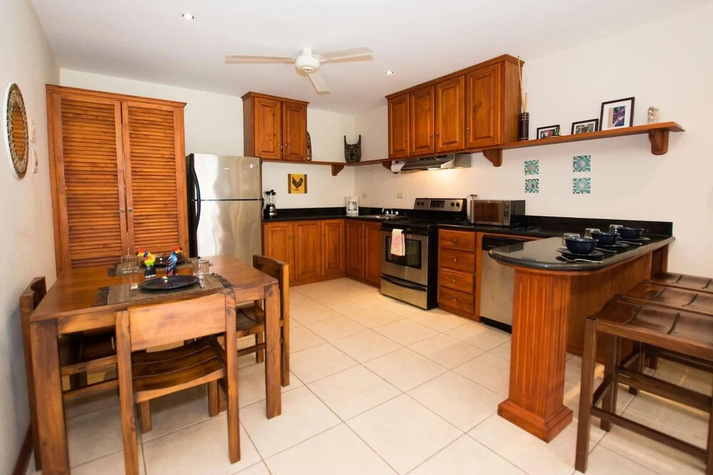 Cozy Garden Condo with Vibrant Tropical Decor, Swimming Pool and Rancho