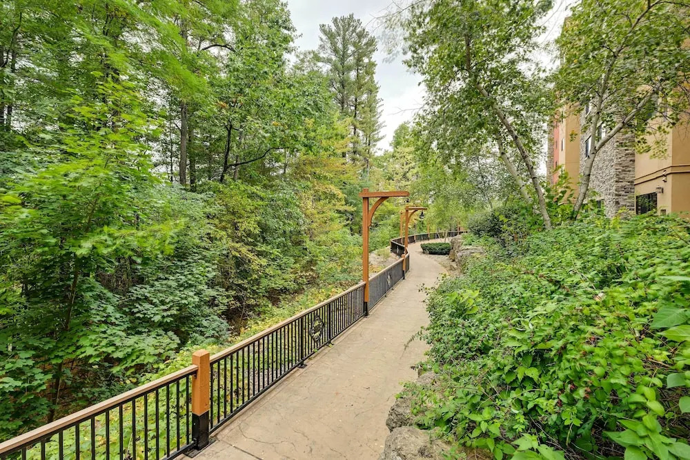 Wisconsin Dells Resort Condo w/ 2 Fireplaces