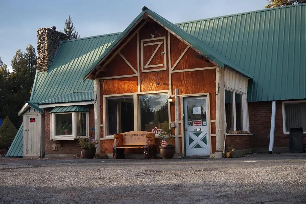 Eagle Crater Lake Inn