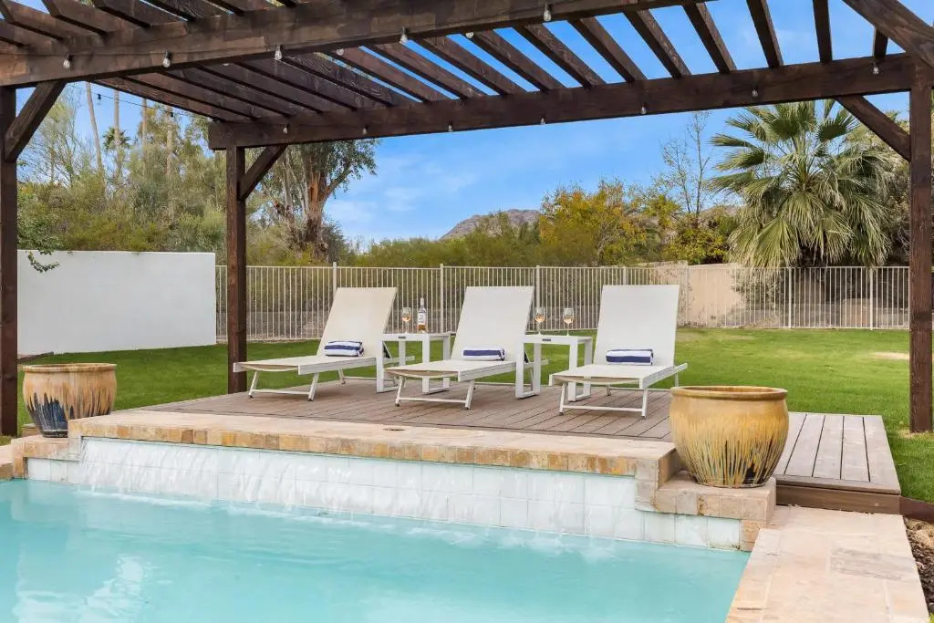 Sleeps 19, 7bdr Estate! Sports Court, Putting Green, Pool Farrier by Avantstay
