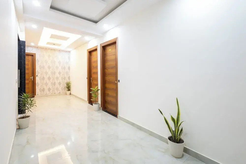 Hotel Gill Comfort Inn - Close to MEDANTA, ARTEMIS AND FORTIS HOSPITAL