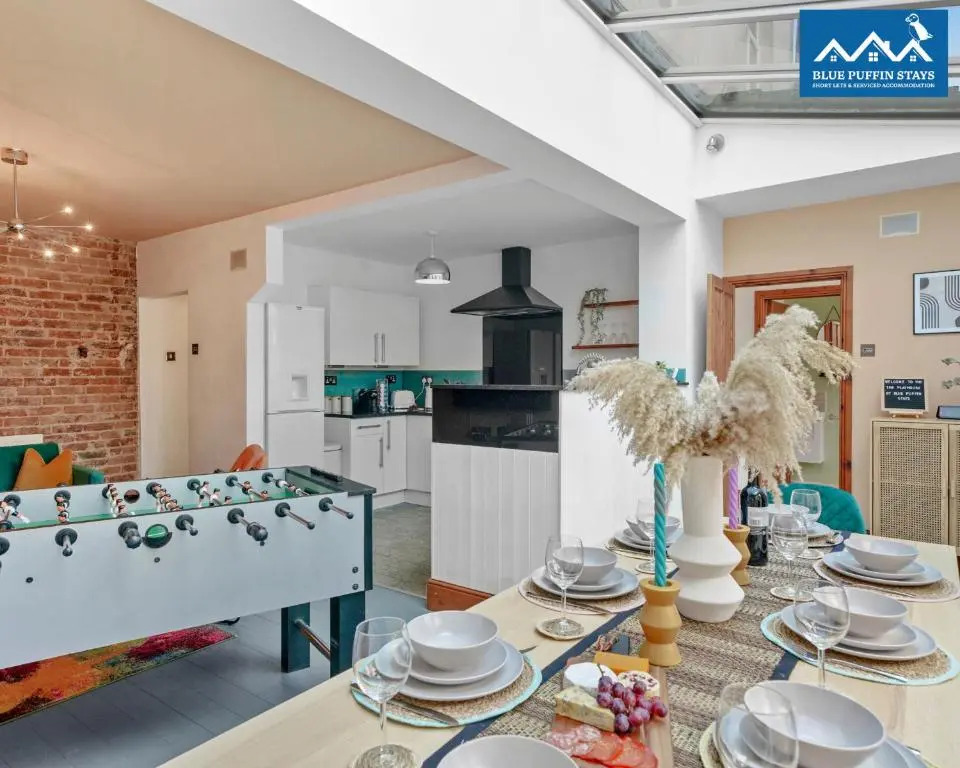 4 Bed Luxury Design House By Blue Puffin Stays with Hot tub, Foosball & Parking