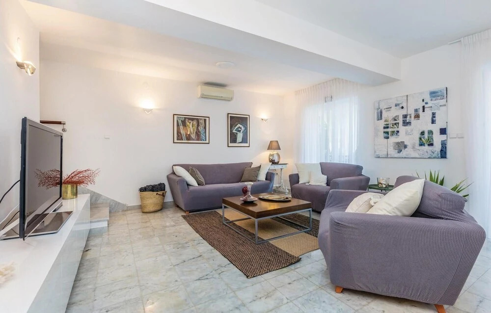 Beautiful Home In Njivice