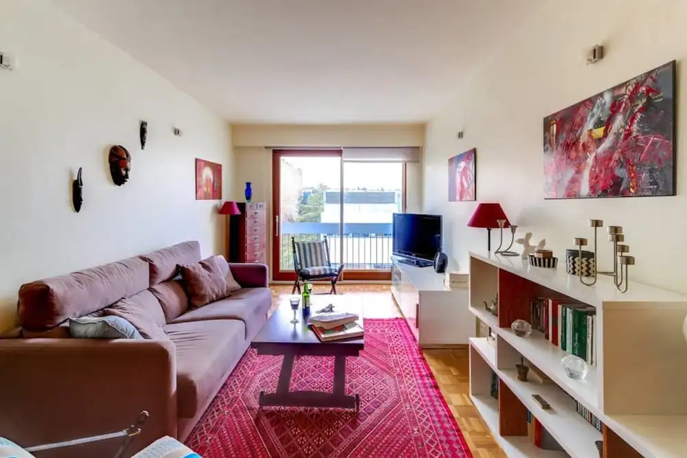 Spacious Apartment Near Exhibition Park