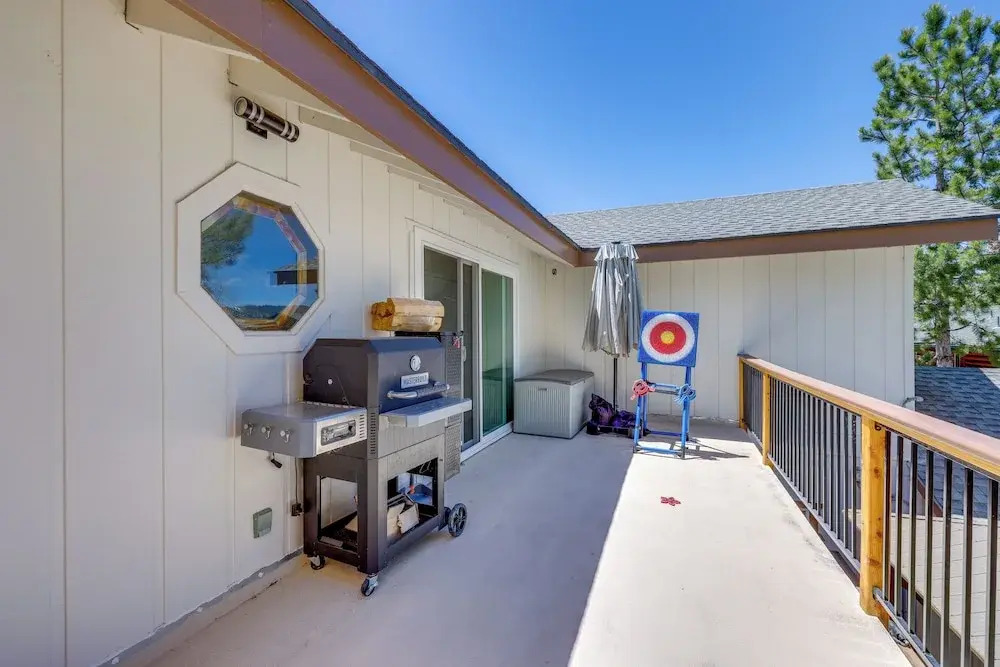 Walk to The Village Shops/Eats: Big Bear Lake Home